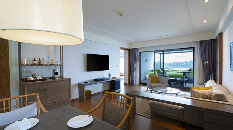 Royal Ocean View suite